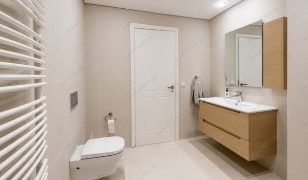 maid-bathroom_1884079333
